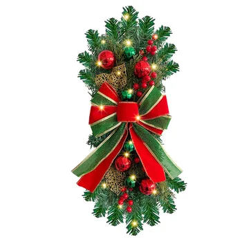 Передайте дух Рождества с помощью этого яркого и привлекающего внимание рождественского банта, перевернутой елочной гирлянды, украшения лестницы